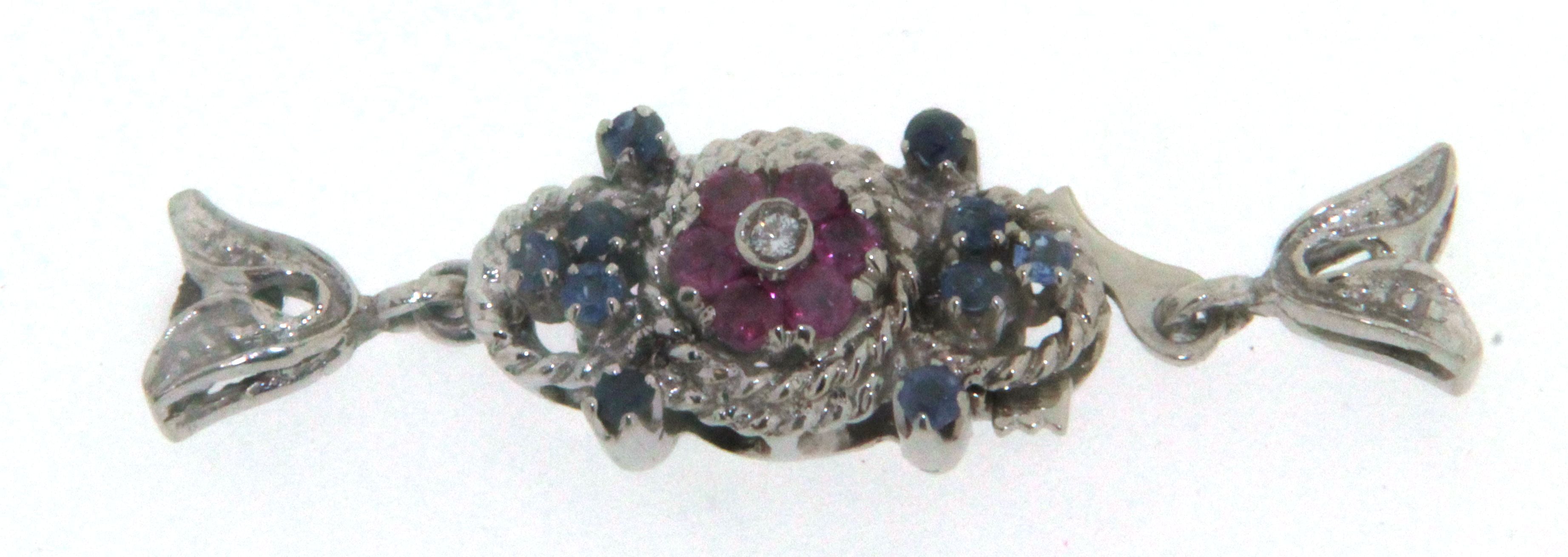 Chiusura in oro bianco 18 kt d'epoca risalente a circa la metà del 900 con zaffiri blu rubini e diamanti usata