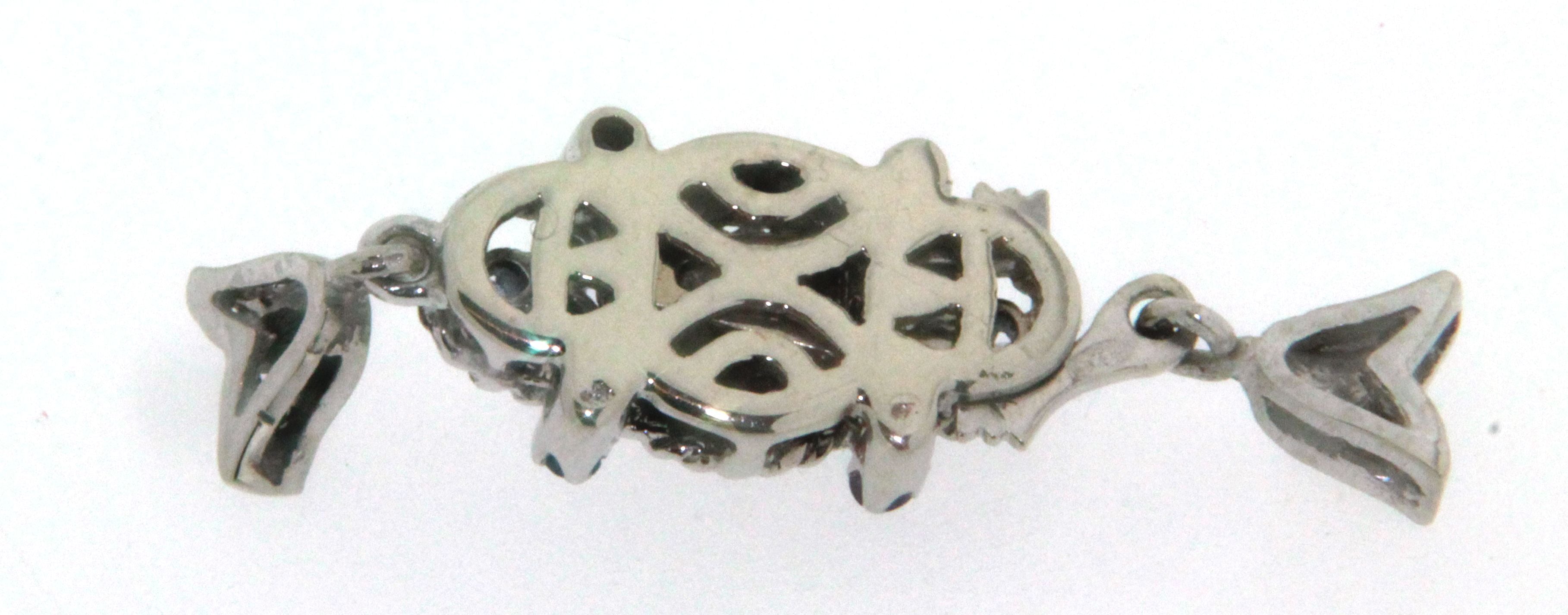 Chiusura in oro bianco 18 kt d'epoca risalente a circa la metà del 900 con zaffiri blu rubini e diamanti usata