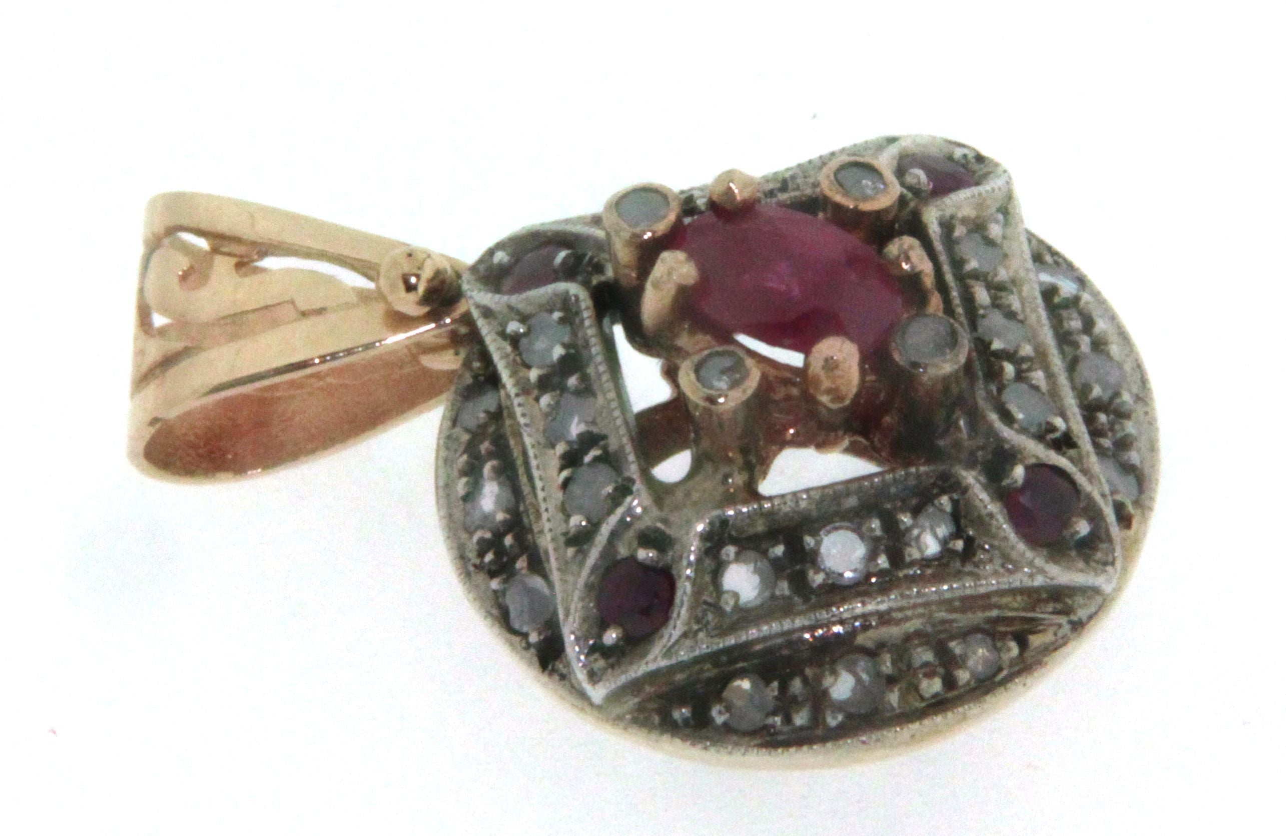 Ciondolo D'epoca in oro rosa 14 kt e argento in stile antico con rubini e diamanti (106)