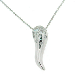 Girocollo in oro bianco 18 kt, con ciondolo a forma di cornetto portafortuna con diamanti