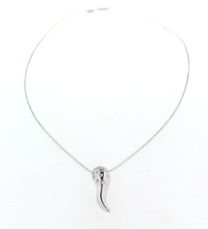 Girocollo in oro bianco 18 kt, con ciondolo a forma di cornetto portafortuna con diamanti