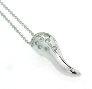 Girocollo in oro bianco 18 kt, con ciondolo a forma di cornetto portafortuna con diamanti