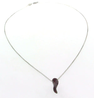 Girocollo in oro bianco 18 kt, con ciondolo a forma di cornetto portafortuna con rubini