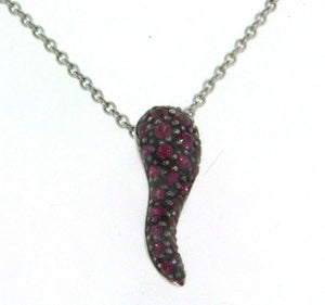 Girocollo in oro bianco 18 kt, con ciondolo a forma di cornetto portafortuna con rubini