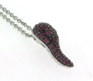 Girocollo in oro bianco 18 kt, con ciondolo a forma di cornetto portafortuna con rubini