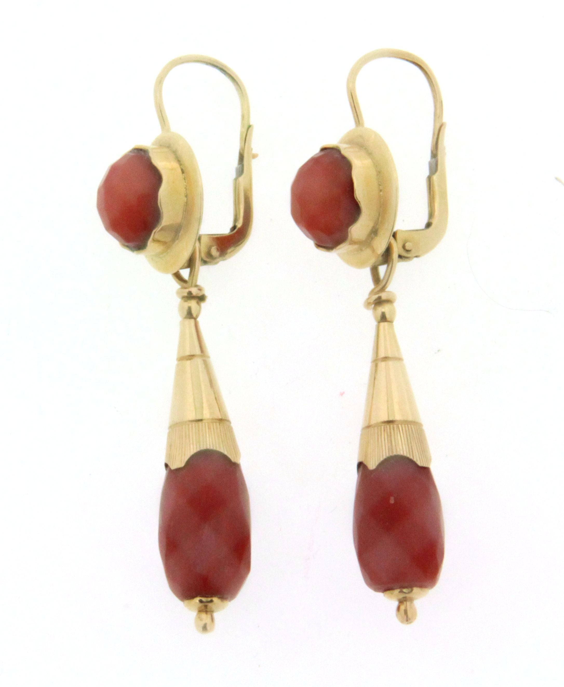 Paio di orecchini in oro giallo 18 kt, con corallo sardo