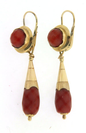 Paio di orecchini in oro giallo 18 kt, con corallo sardo