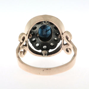 Anello in oro 18 kt e argento in stile antico con zaffiro ovale al centro contornato da diamanti