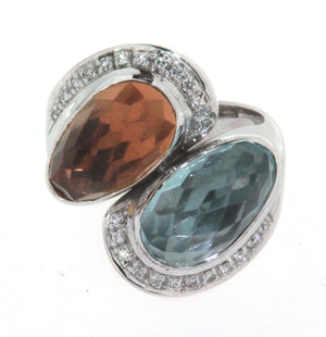 Anello contrarié stile moderno in oro bianco 18 kt con un topazio azzurro un topazio giallo e brillanti