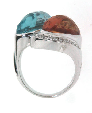 Anello contrarié stile moderno in oro bianco 18 kt con un topazio azzurro un topazio giallo e brillanti