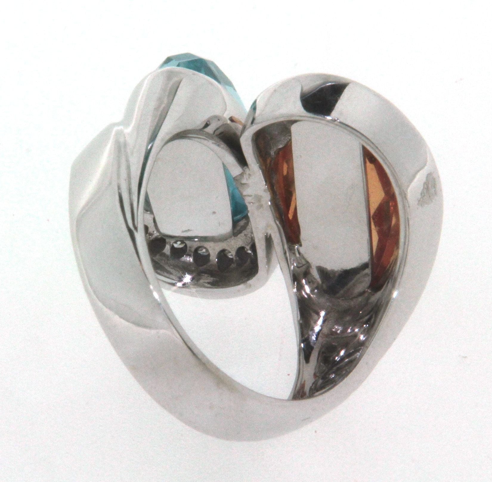 Anello contrarié stile moderno in oro bianco 18 kt con un topazio azzurro un topazio giallo e brillanti