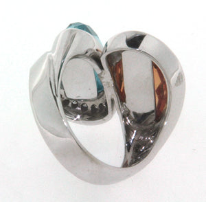 Anello contrarié stile moderno in oro bianco 18 kt con un topazio azzurro un topazio giallo e brillanti