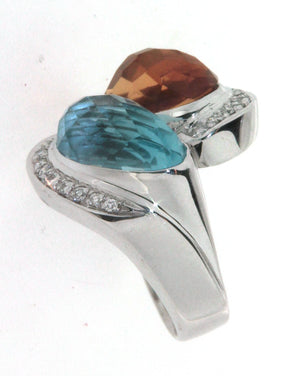 Anello contrarié stile moderno in oro bianco 18 kt con un topazio azzurro un topazio giallo e brillanti