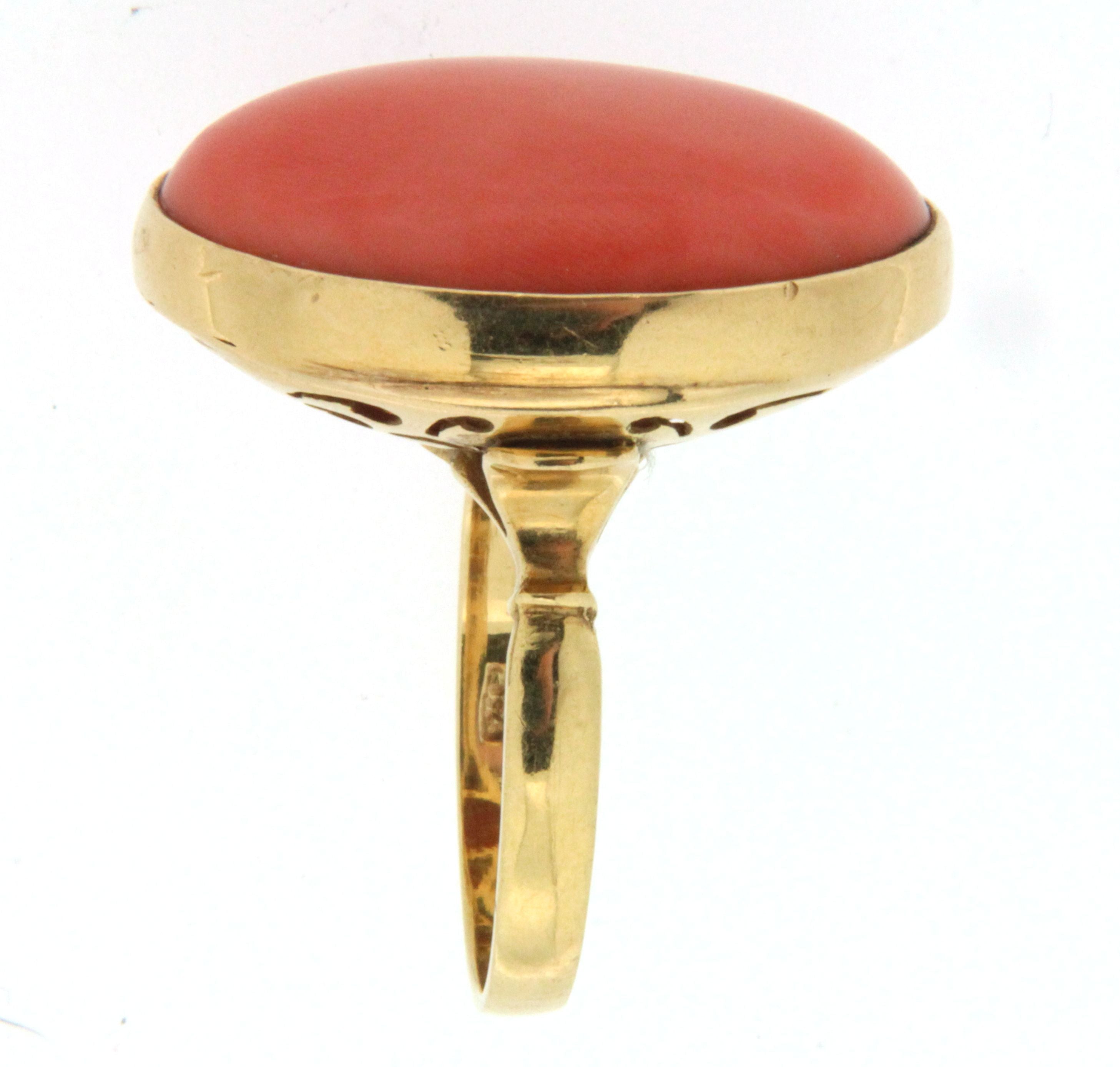 Anello in oro 18 kt con spola di corallo