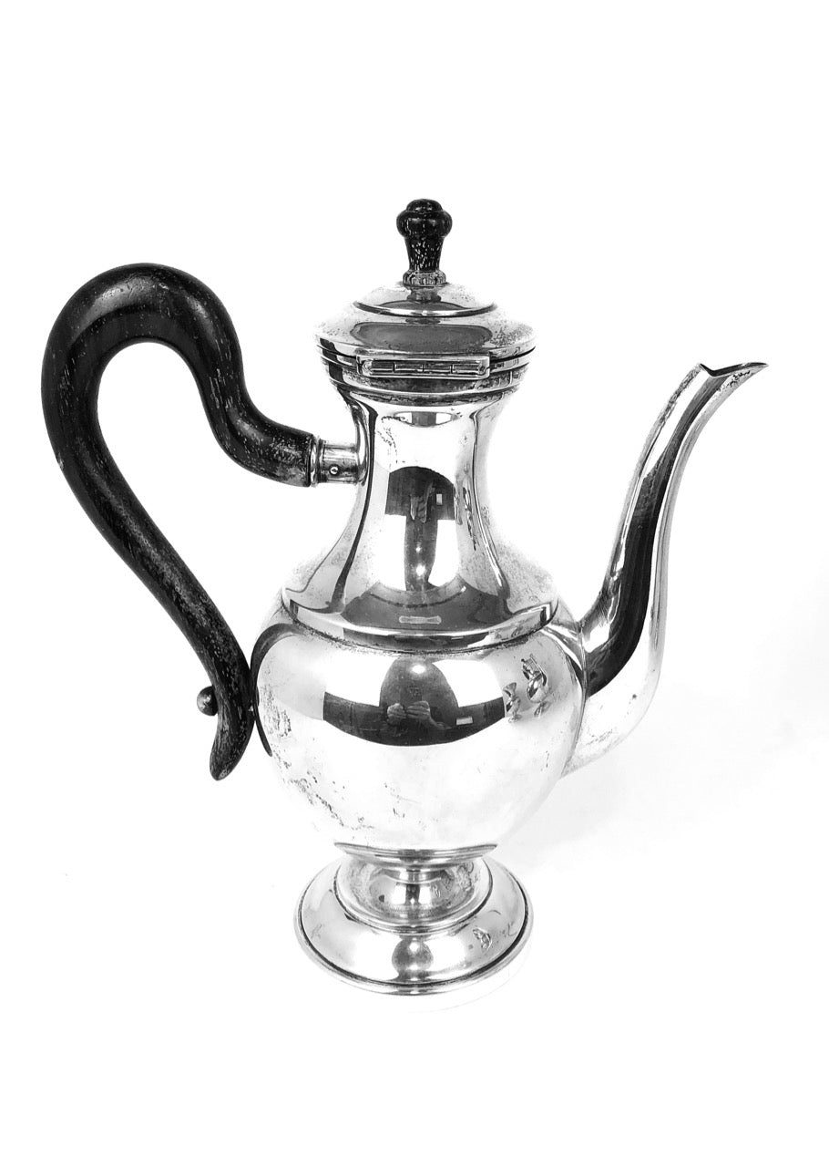 Tre pezzi in argento, teiera, caffettiera, lattiera, con manici in legno color nero.