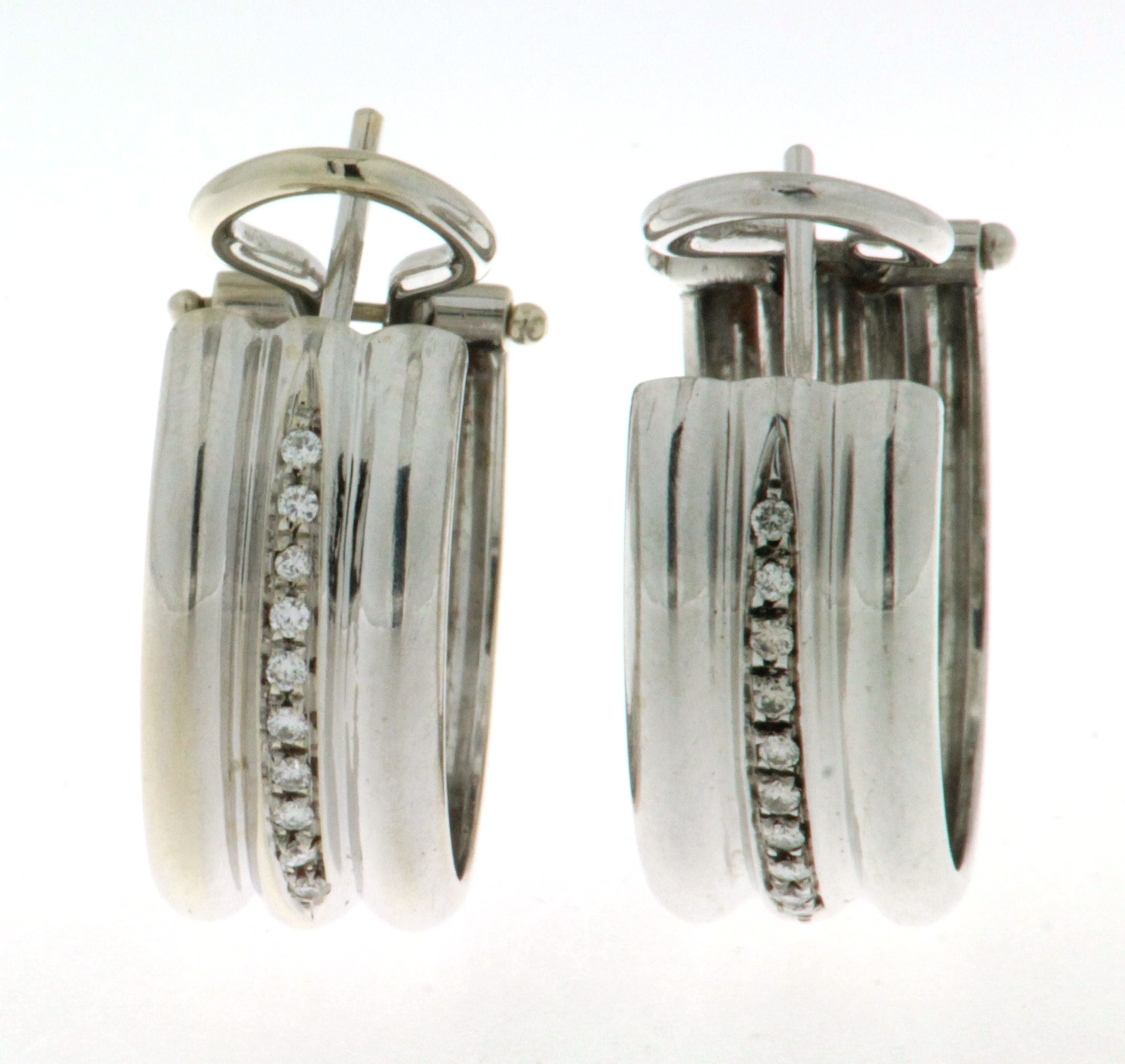 Paio di orecchini a cerchio in oro giallo 18 kt con brillanti. (107)