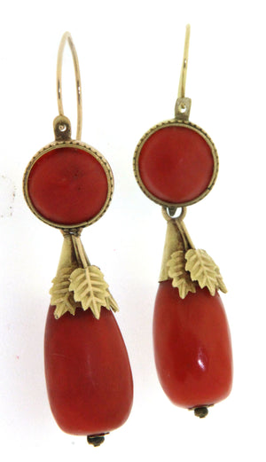 Paio di orecchini in oro 18 kt con corallo, in stile antico. (110)
