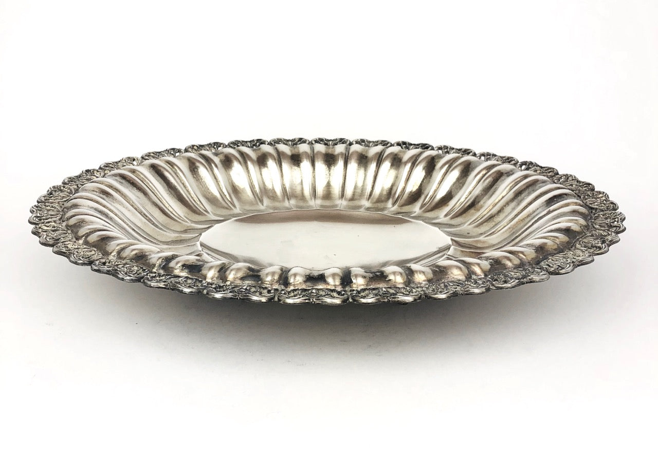 Piatto ovale,centro tavola, argento 800,stile antico , con bordo traforato peso totale gr.687,00 Misure: cm.39,50 x31,00 Usato
