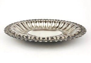 Piatto ovale,centro tavola, argento 800,stile antico , con bordo traforato peso totale gr.687,00 Misure: cm.39,50 x31,00 Usato