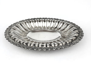 Piatto ovale,centro tavola, argento 800,stile antico , con bordo traforato peso totale gr.687,00 Misure: cm.39,50 x31,00 Usato