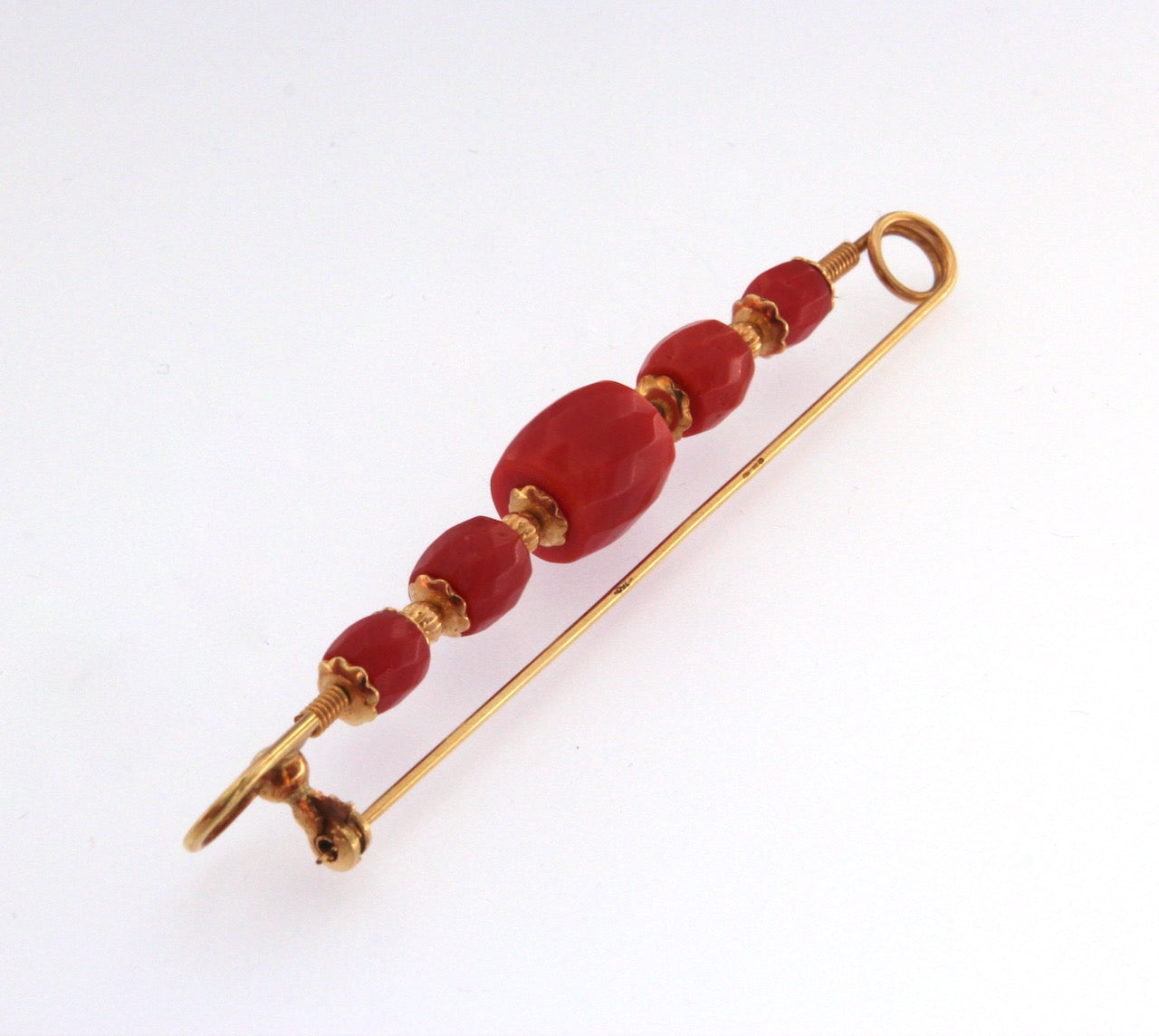 Spilla in oro 18 kt. con coralli