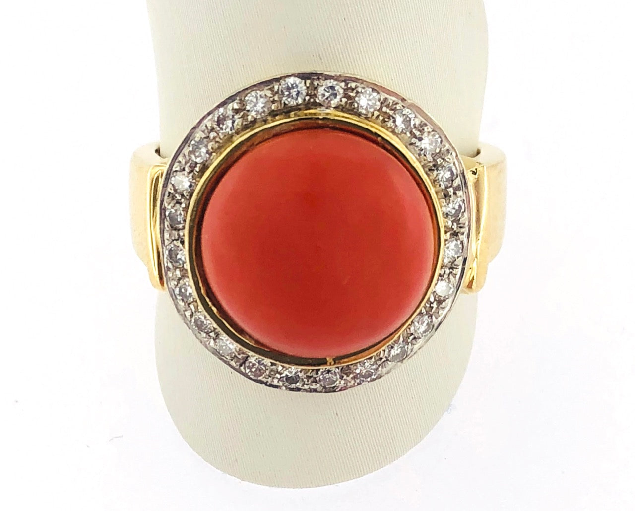 Anello in oro con corallo e brillanti usato