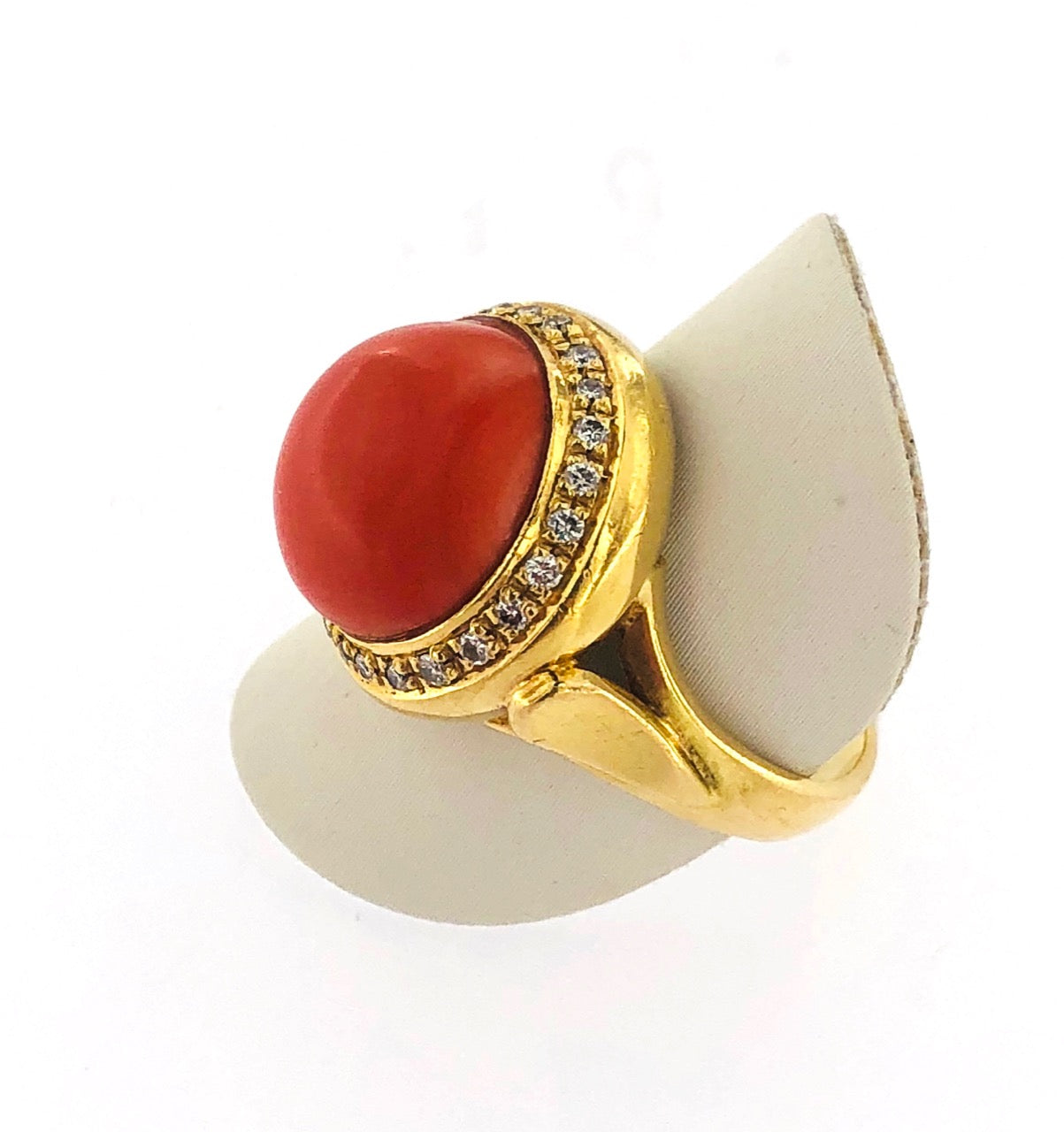 Anello in oro 18 kt con corallo e brillanti usato