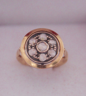 Anello in oro giallo e argento stile antico con rosette