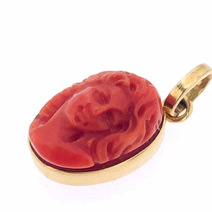 Ciondolo in oro 750/1000 con corallo inciso raffigurante volto di donna vintage