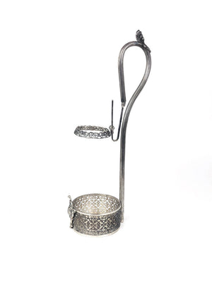 Porta bottiglia da tavola in argento 800 Peso totale gr.403,00 Misure: altezza cm.38,00 diametro base cm.9,50 Usato