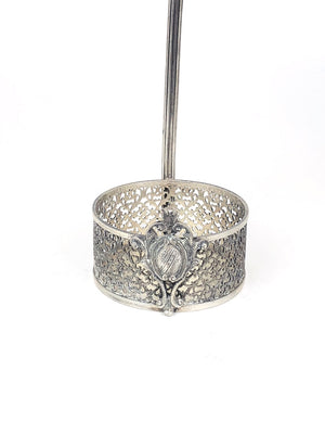 Porta bottiglia da tavola in argento 800 Peso totale gr.403,00 Misure: altezza cm.38,00 diametro base cm.9,50 Usato