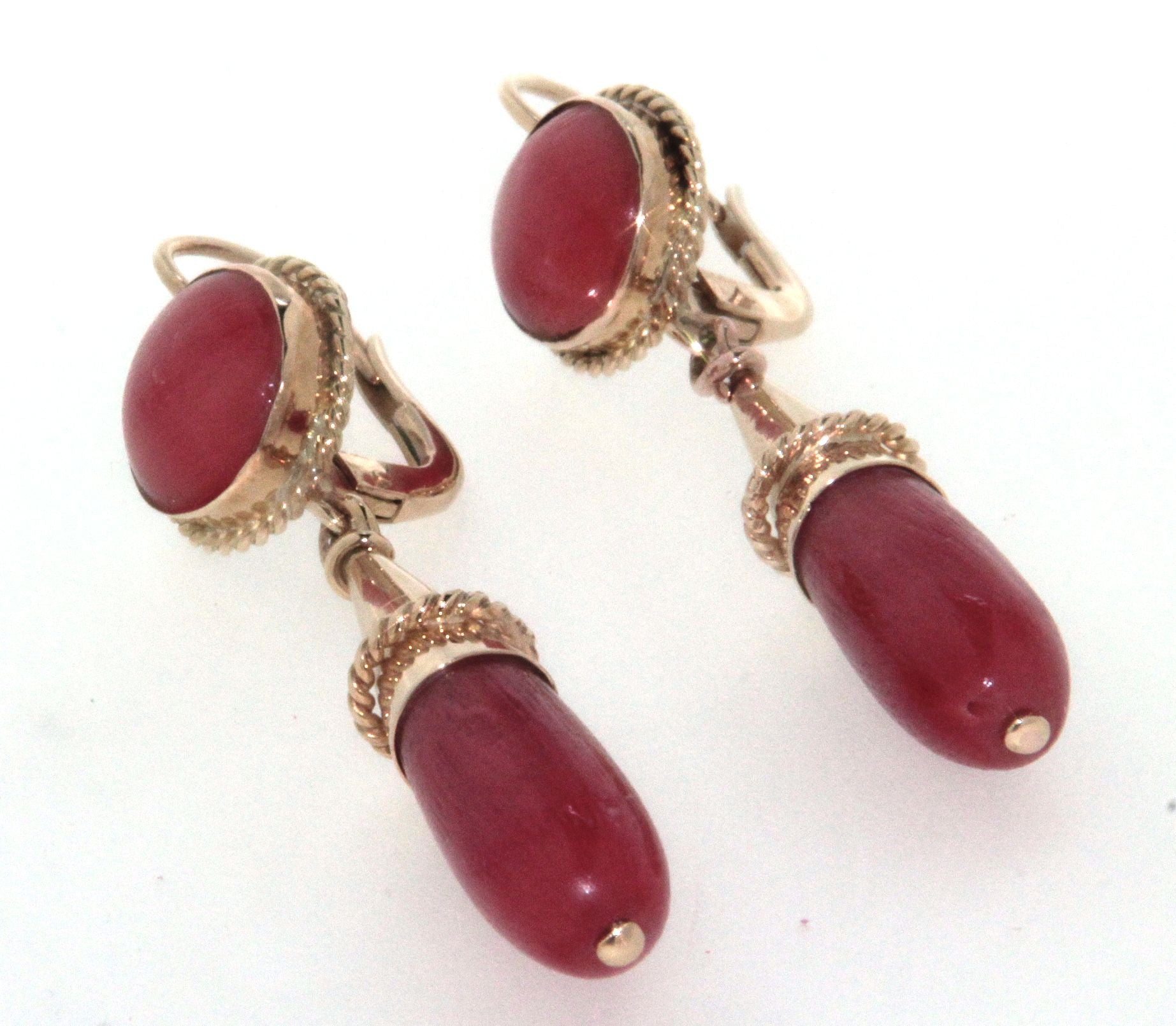 Paio di orecchini in oro giallo 18 kt, in stile antico, con corallo sardo sfaccettato, possibilità di escludere il pendente