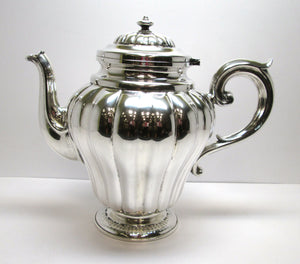 Theiera in argento 800 lavorata a mano a sbalzo con costolature verticali d'epoca