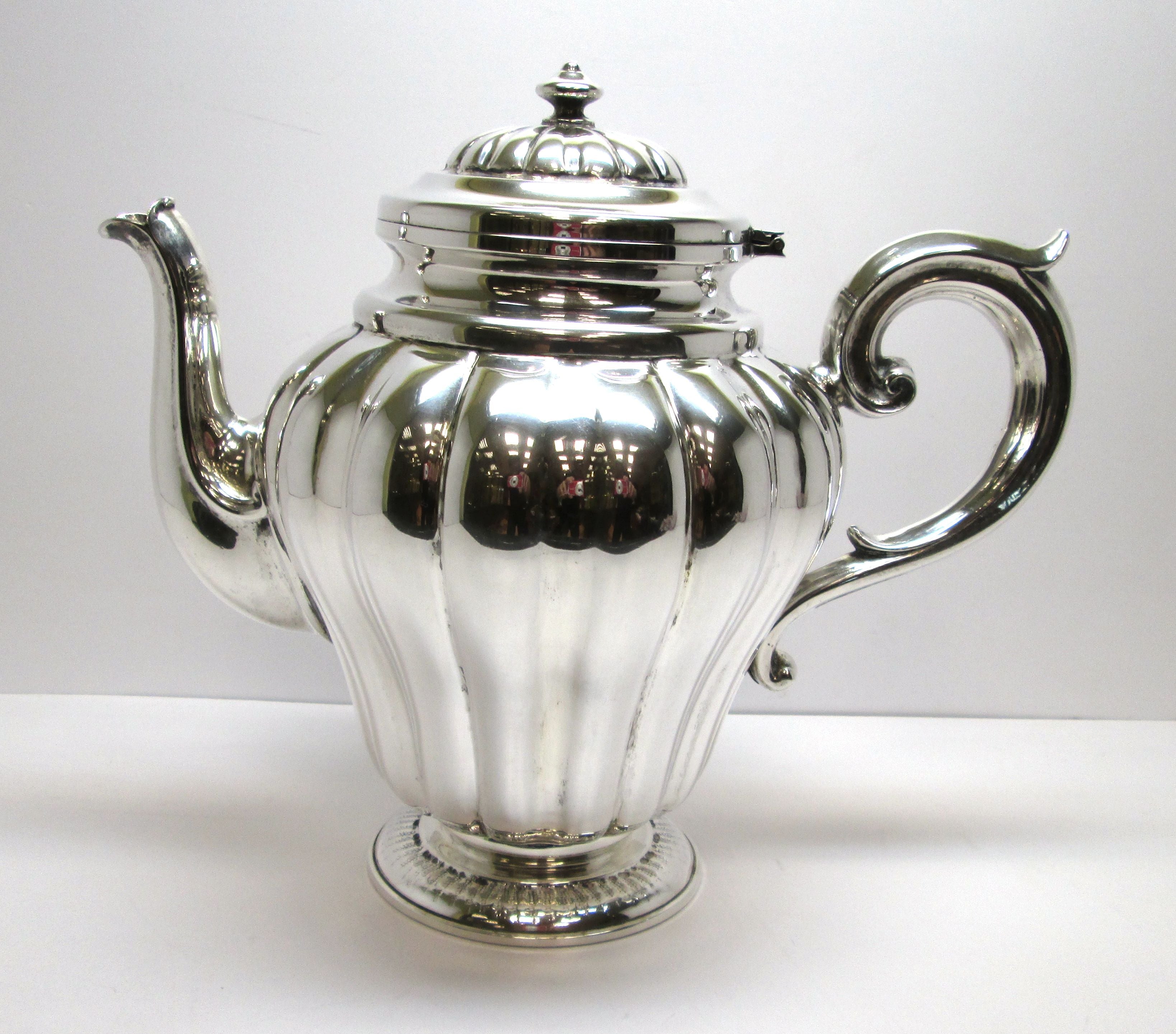 Theiera in argento 800 lavorata a mano a sbalzo con costolature verticali d'epoca