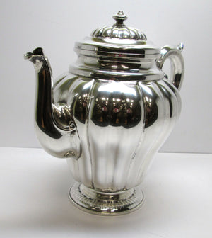 Theiera in argento 800 lavorata a mano a sbalzo con costolature verticali d'epoca