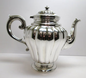 Theiera in argento 800 lavorata a mano a sbalzo con costolature verticali d'epoca