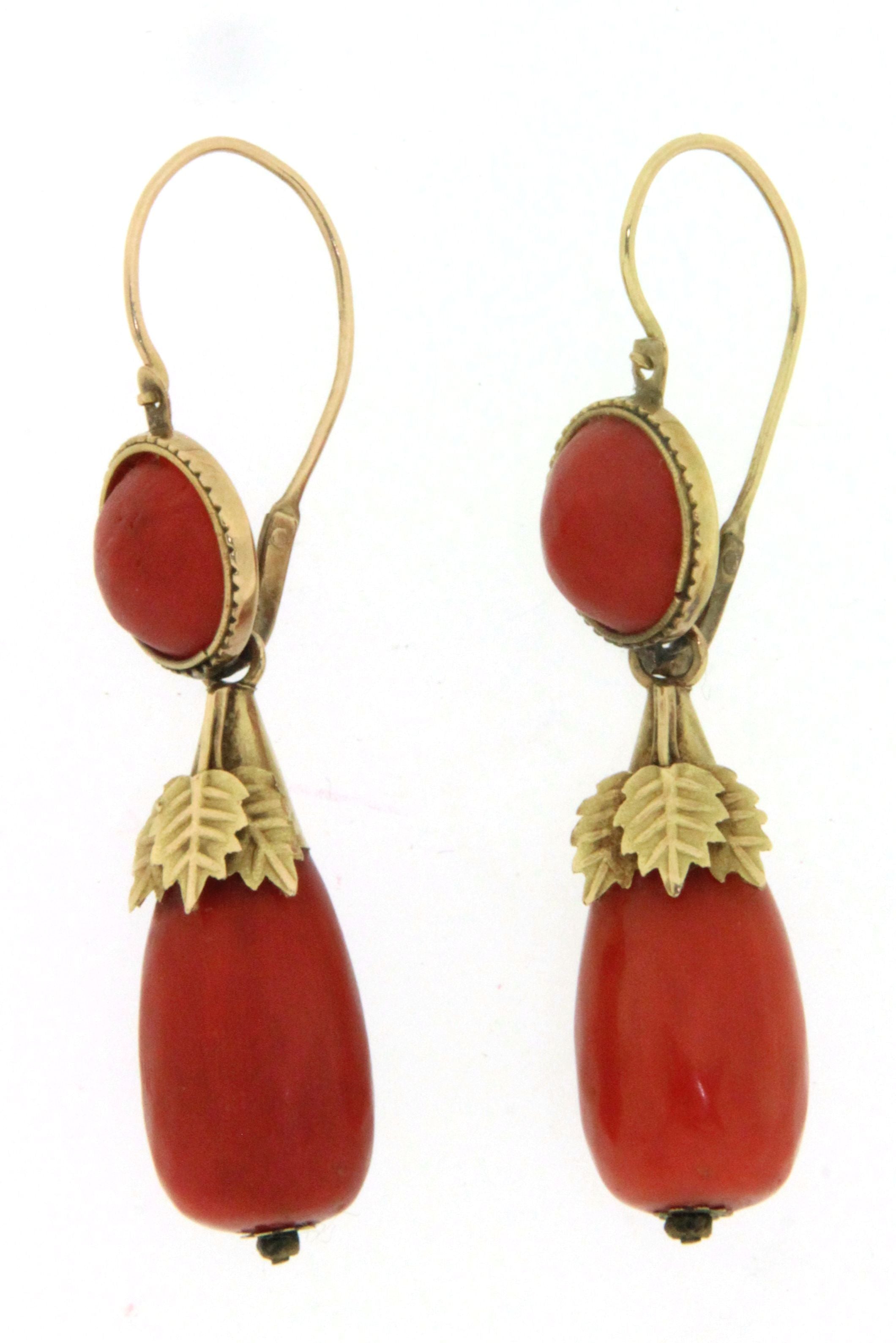 Paio di orecchini in oro 18 kt con corallo, in stile antico. (110)