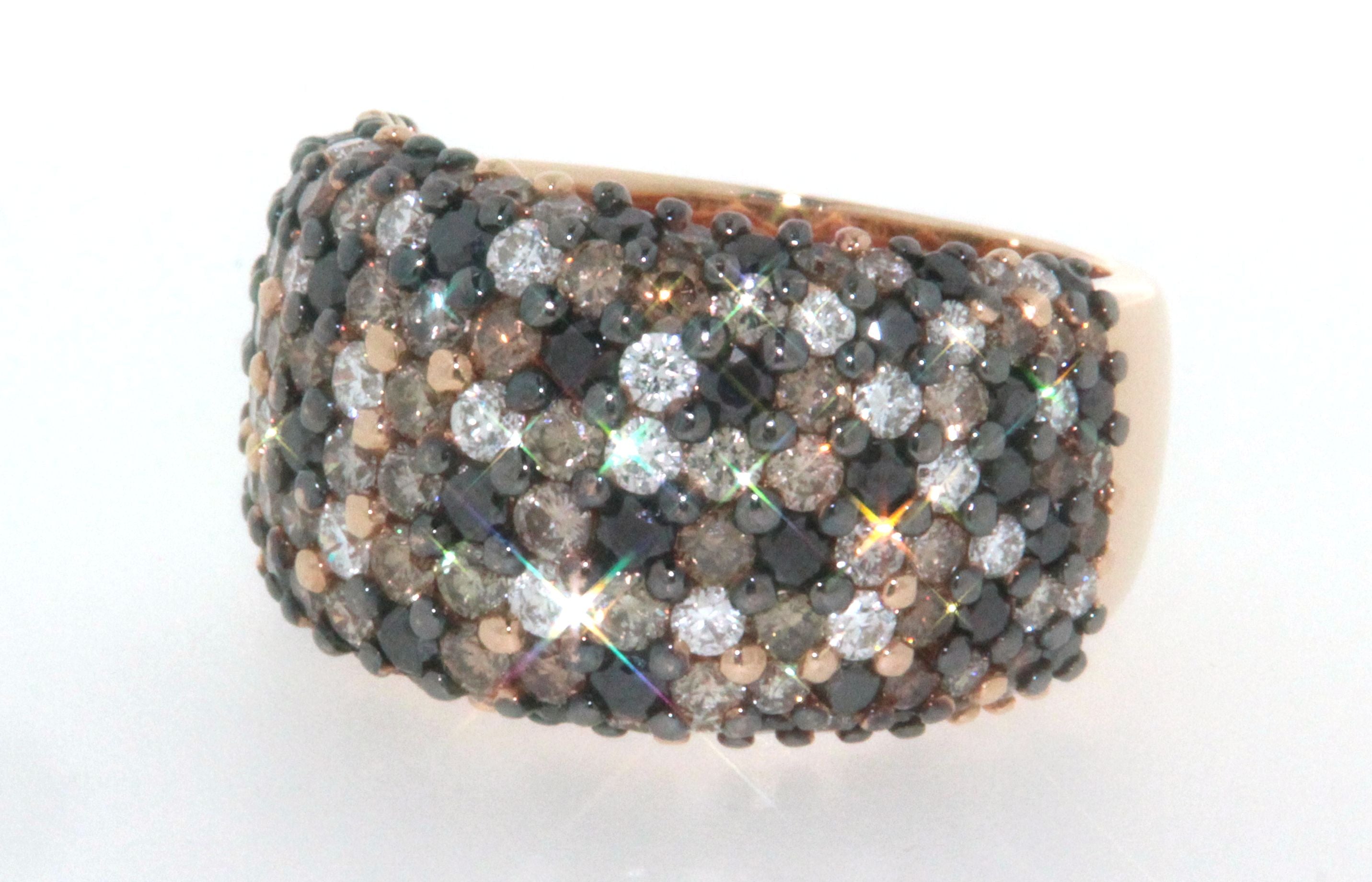 Anello in oro rosa 18 kt, con diamanti bianchi, neri e brown