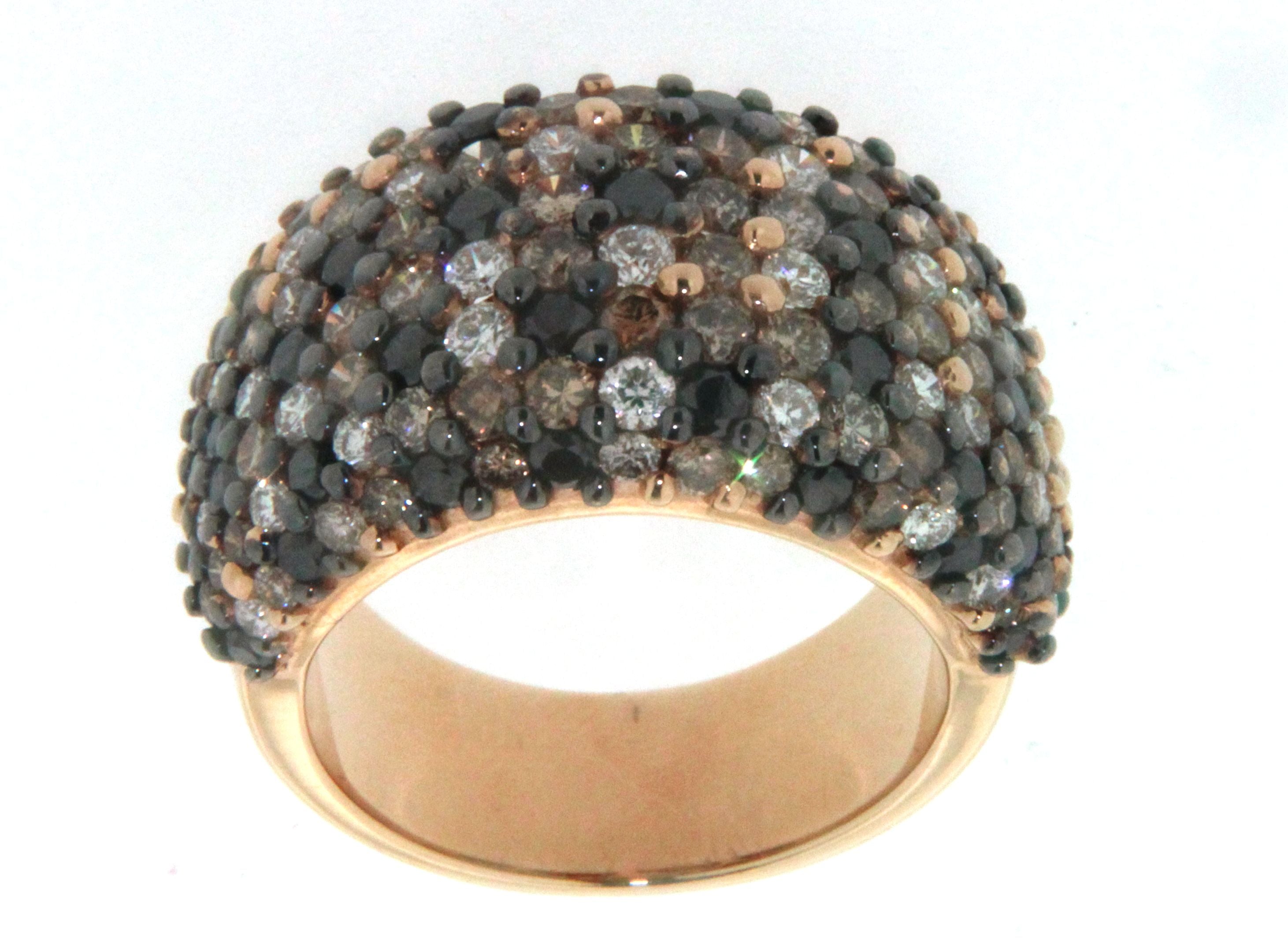 Anello in oro rosa 18 kt, con diamanti bianchi, neri e brown
