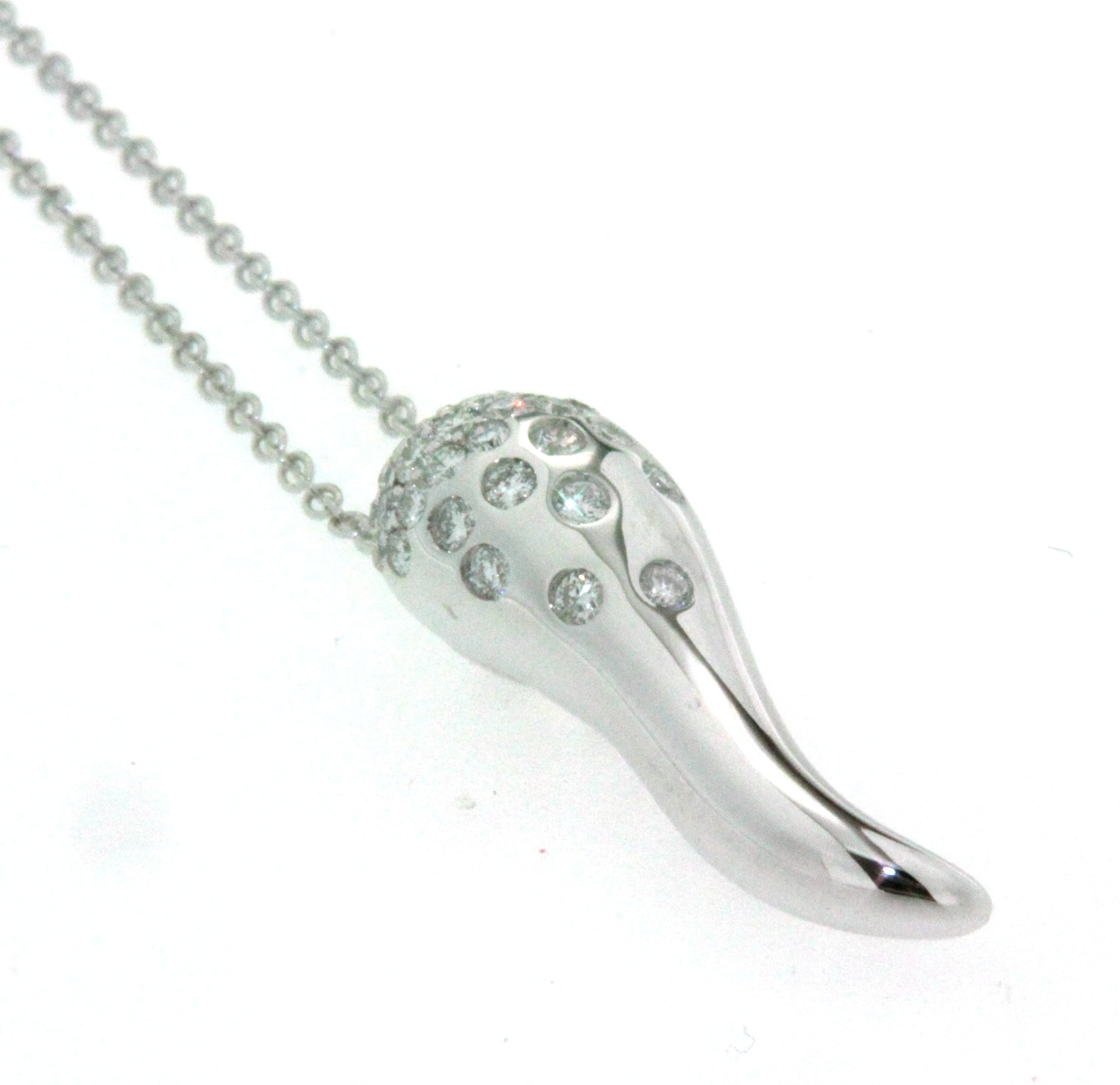 Girocollo in oro bianco 18 kt, con ciondolo a forma di cornetto portafortuna con diamanti