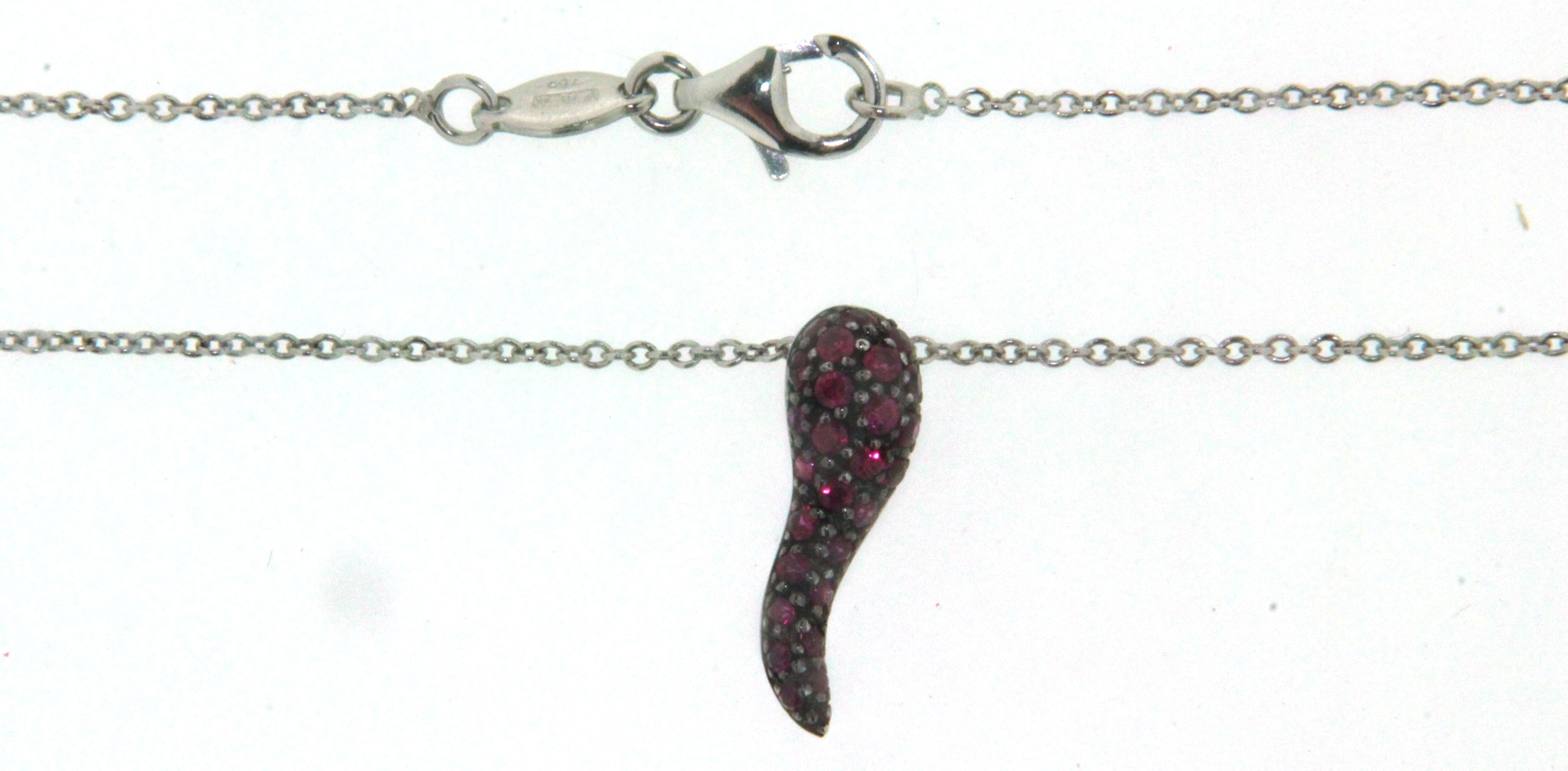 Girocollo in oro bianco 18 kt, con ciondolo a forma di cornetto portafortuna con rubini