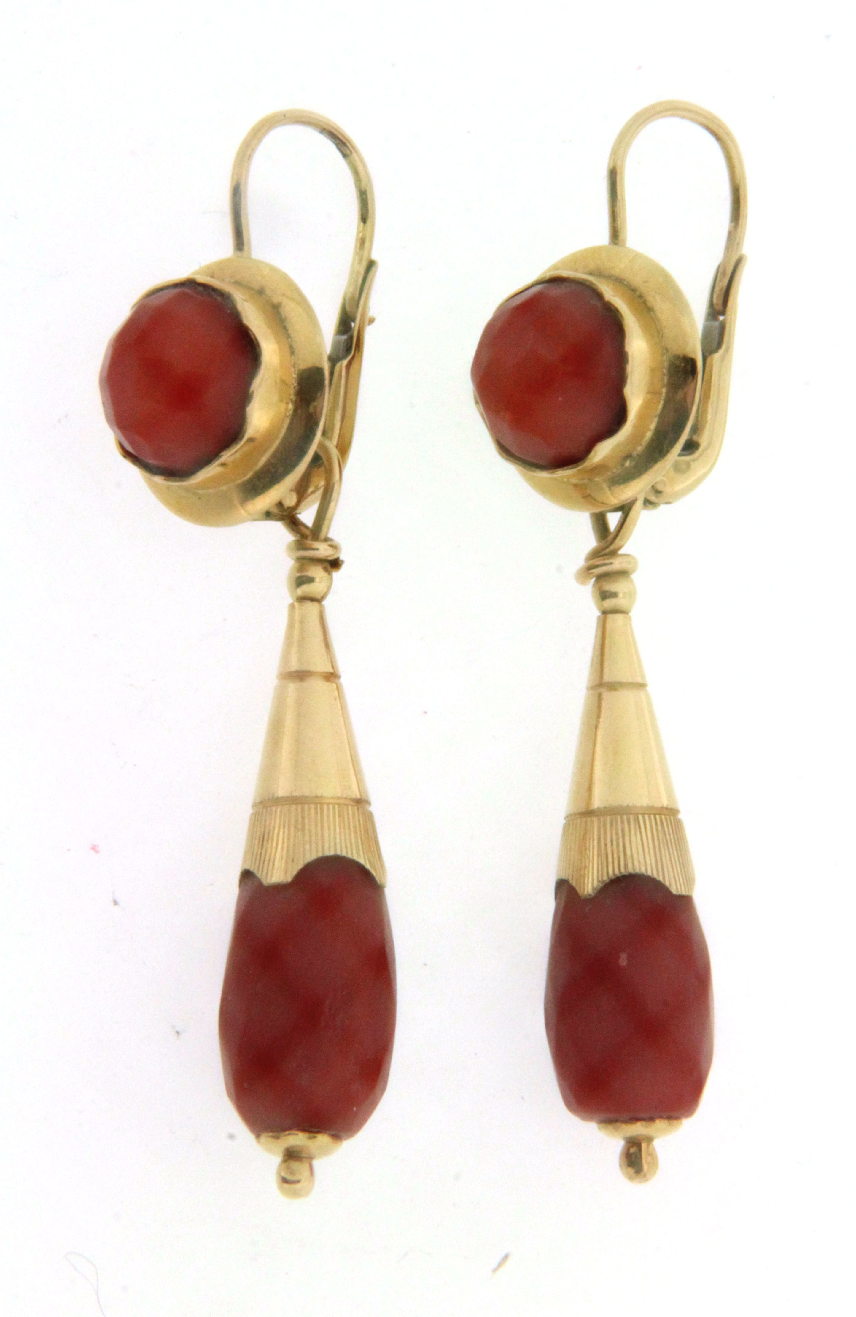 Paio di orecchini in oro giallo 18 kt, con corallo sardo