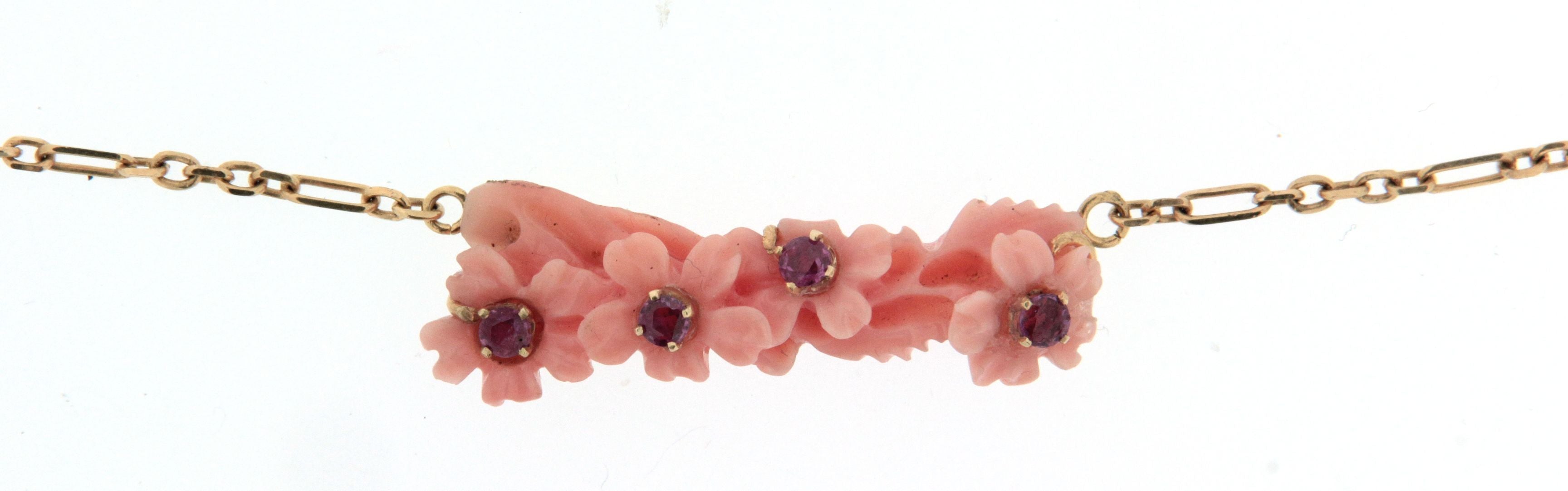 Girocollo in oro 18 kt con centrale in corallo rosa con incastonati piccoli rubini