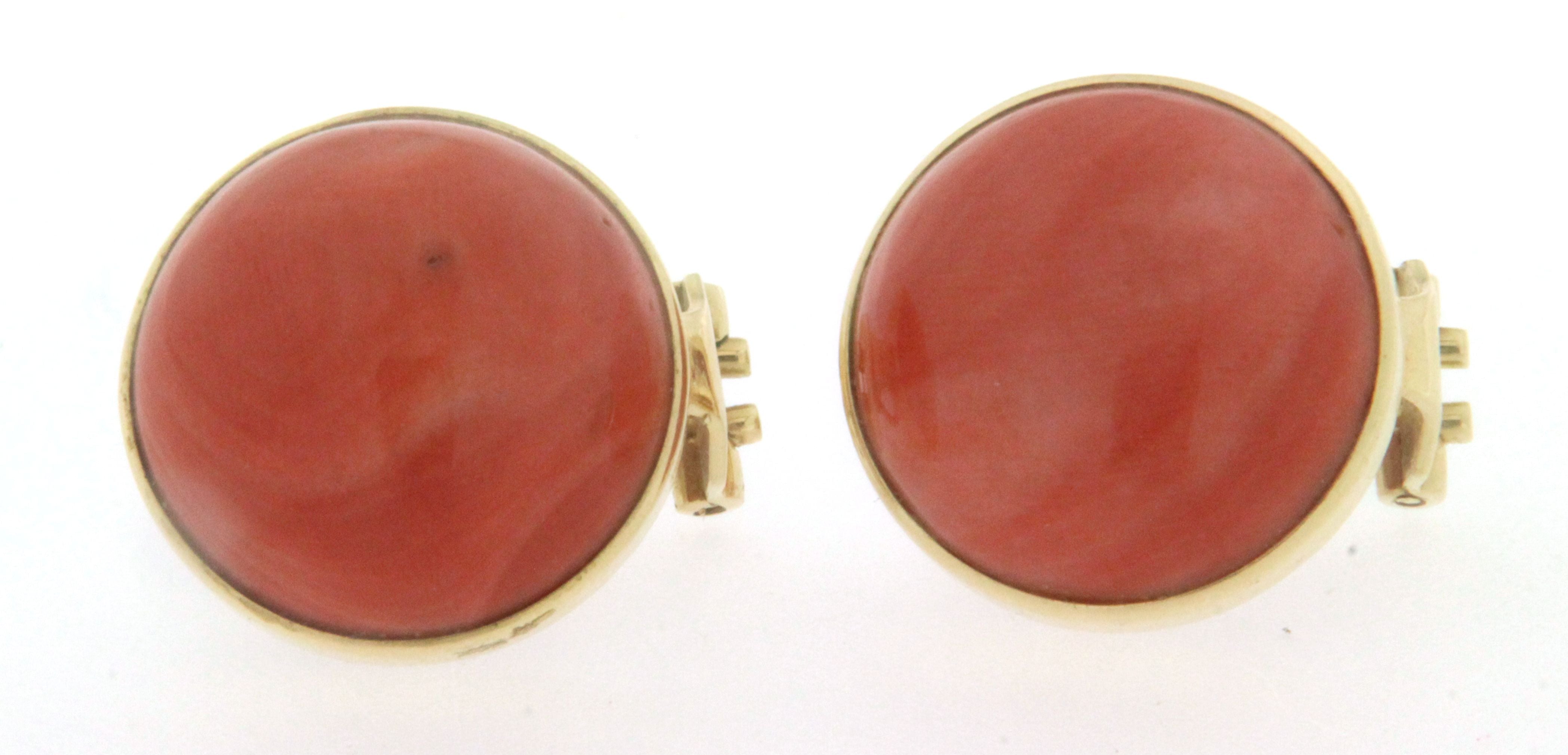 Paio di orecchini in oro 18 kt con spole di corallo, anni '70 