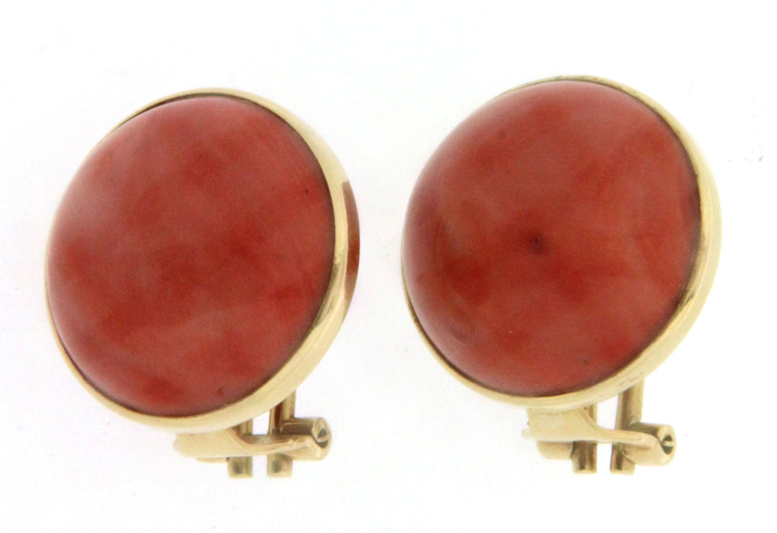 Paio di orecchini in oro 18 kt con spole di corallo, anni '70 