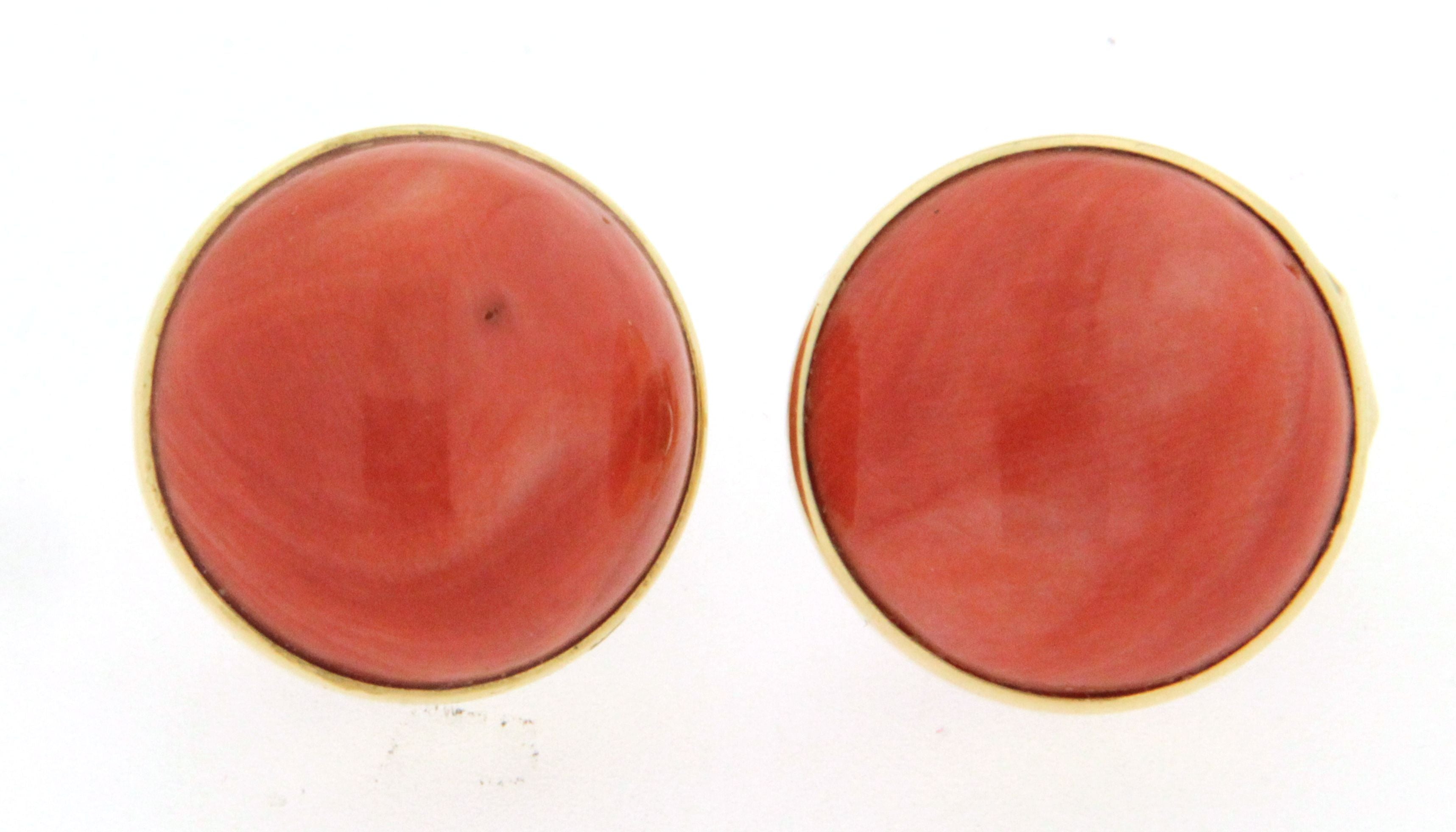 Paio di orecchini in oro 18 kt con spole di corallo, anni '70 