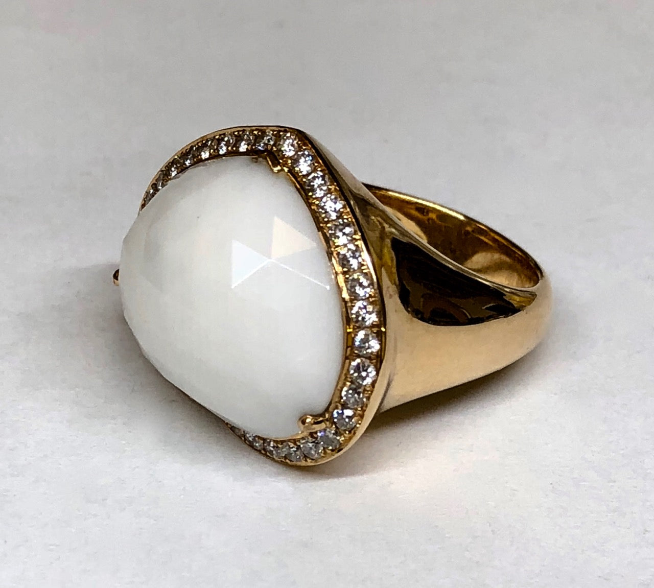 Anello in oro 18 kt con pietra dura a cuore con brillanti certificato