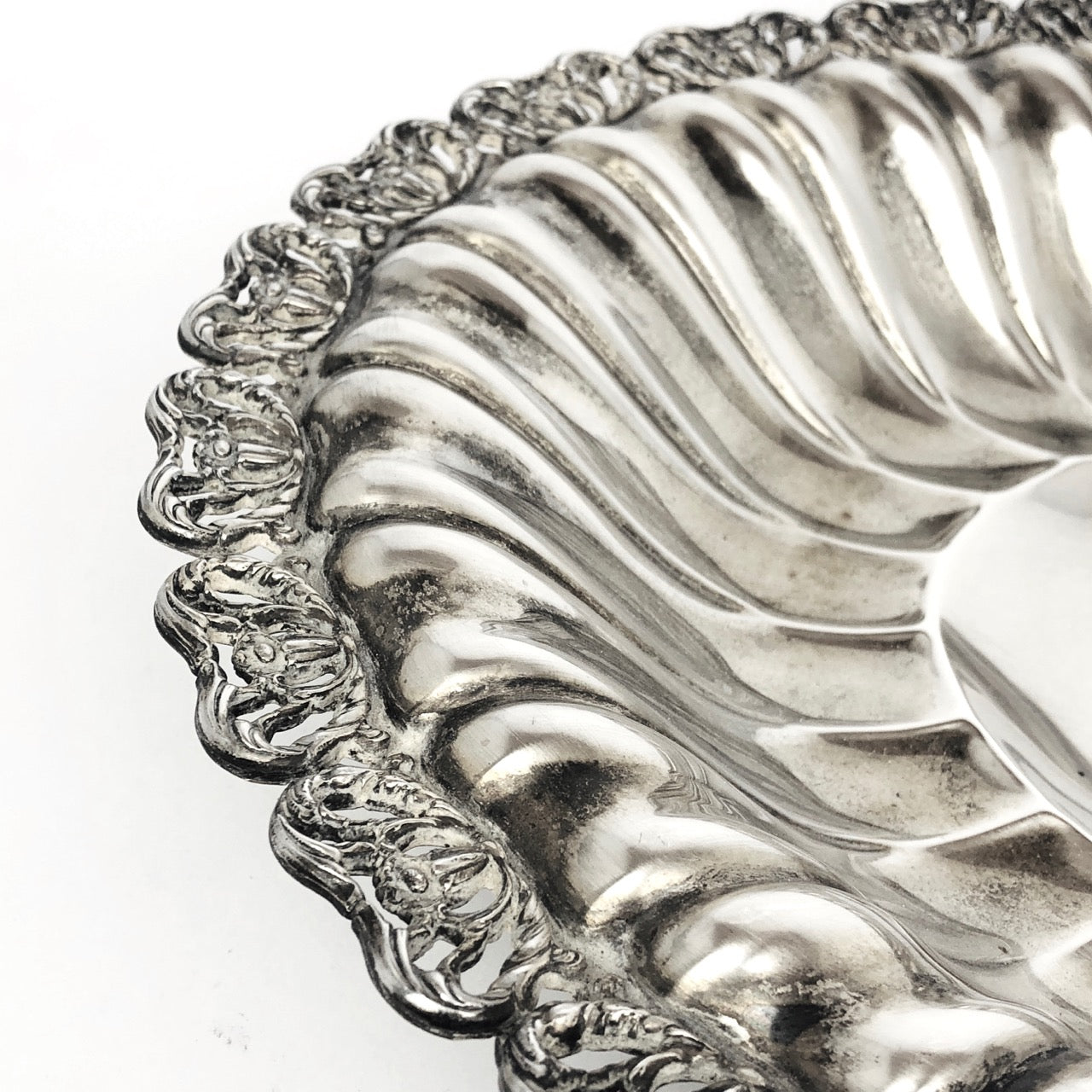 Piatto ovale,centro tavola, argento 800,stile antico , con bordo traforato  peso totale gr.687,00 Misure: cm.39,50 x31,00 Usato