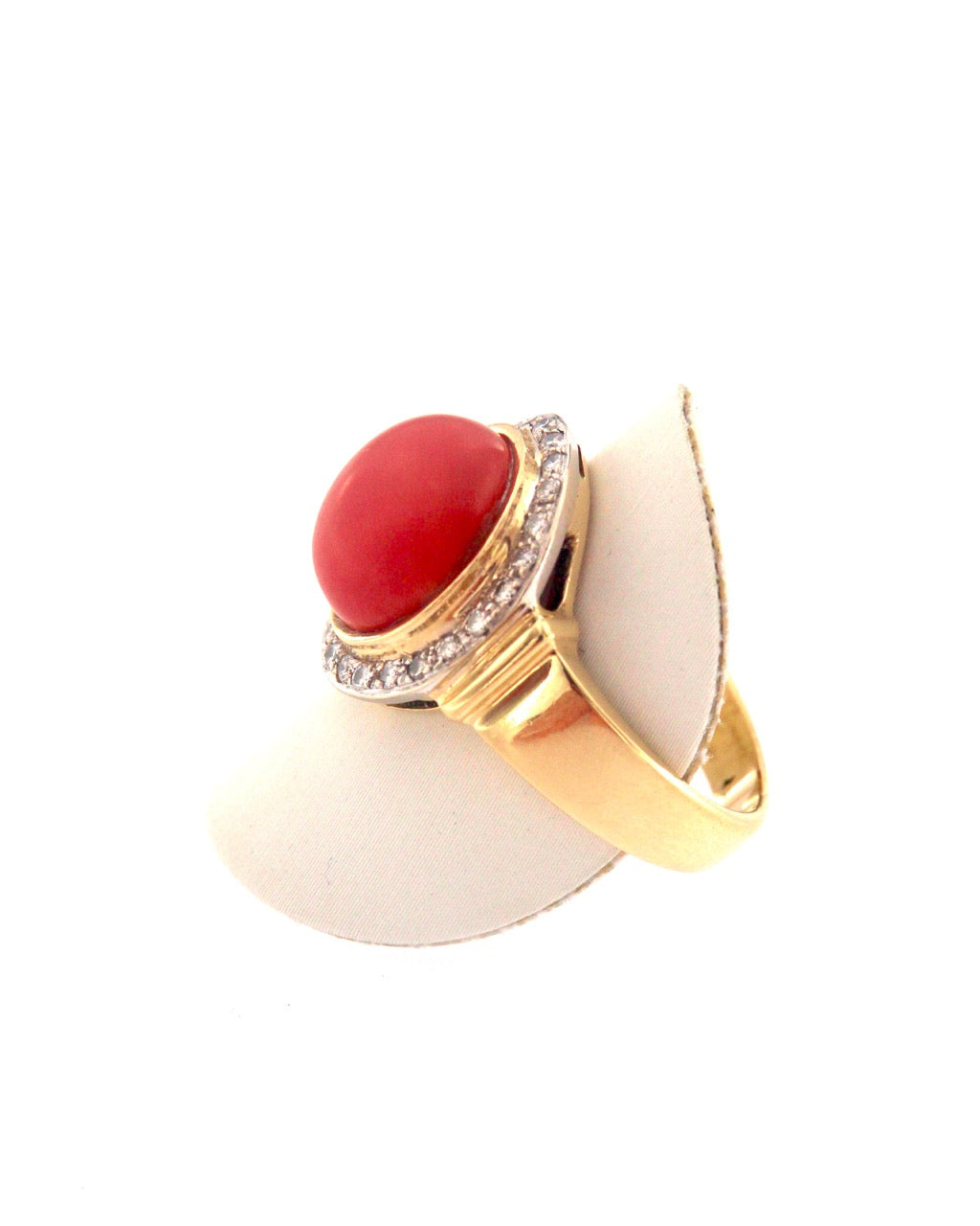Anello in oro con corallo e brillanti usato