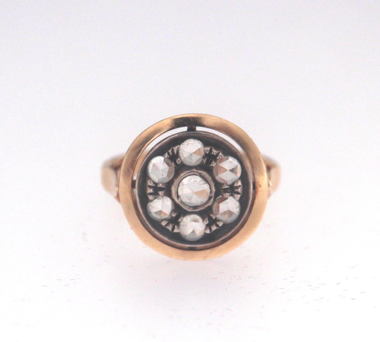Anello in oro giallo e argento stile antico con rosette